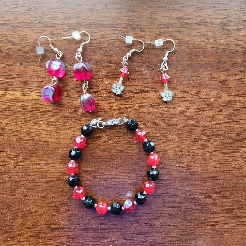 💎Handmade 3-Piece Red and Black Beaded Bracelet & Earring Set